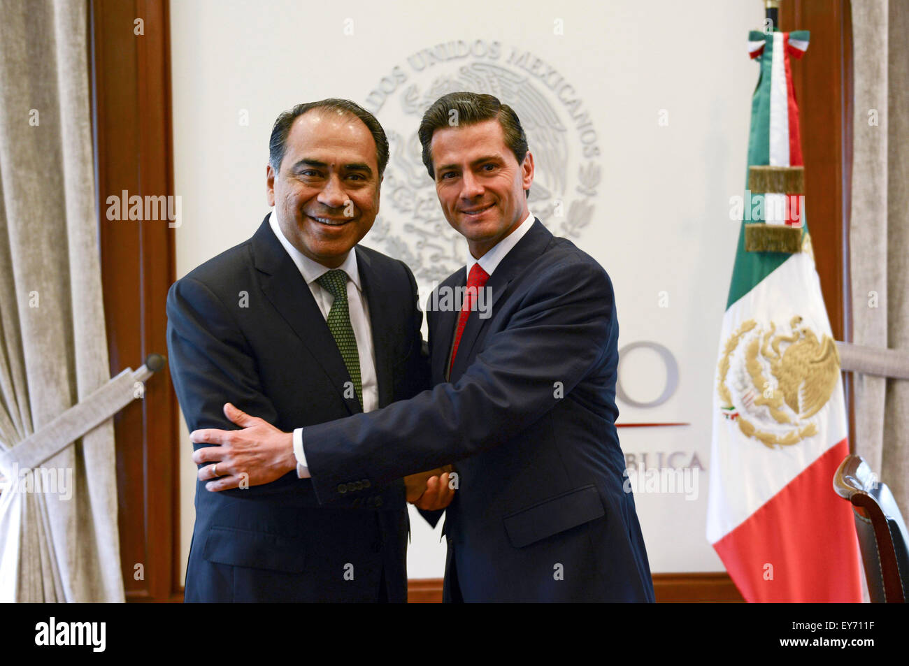 Mexico City, Mexiko. 22. Juli 2015. Bild zur Verfügung gestellt von der mexikanischen Präsidentschaft zeigt Mexican President Enrique Pena Nieto (R) posiert für Fotos mit dem Governor Elect Bundesstaat Guerrero Hector Astudillo Flores in Los Pinos offizielle Residenz in Mexiko-Stadt, Hauptstadt von Mexiko, am 22. Juli 2015. Enrique Pena Nieto und Hector Astudillo Flores sprach über die Umsetzung der Sonderwirtschaftszonen und Aktionen für soziale Entwicklung und Infrastruktur, laut Lokalpresse. © Mexiko Präsidentschaft/Xinhua/Alamy Live-Nachrichten Stockfoto