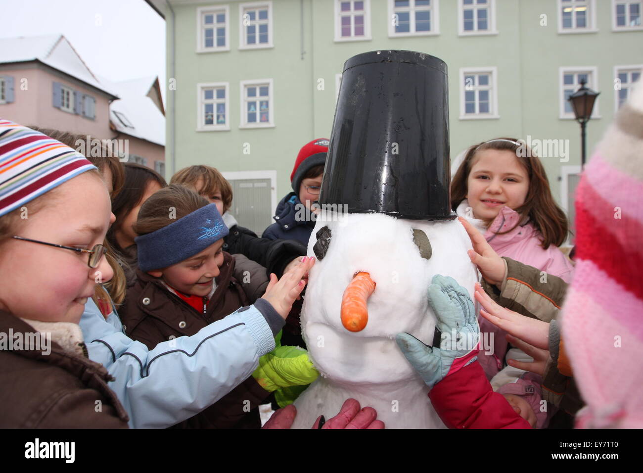 Frankfurt am Main - Kinder 16. Februar 2009 - einen Schneemann bauen Stockfoto