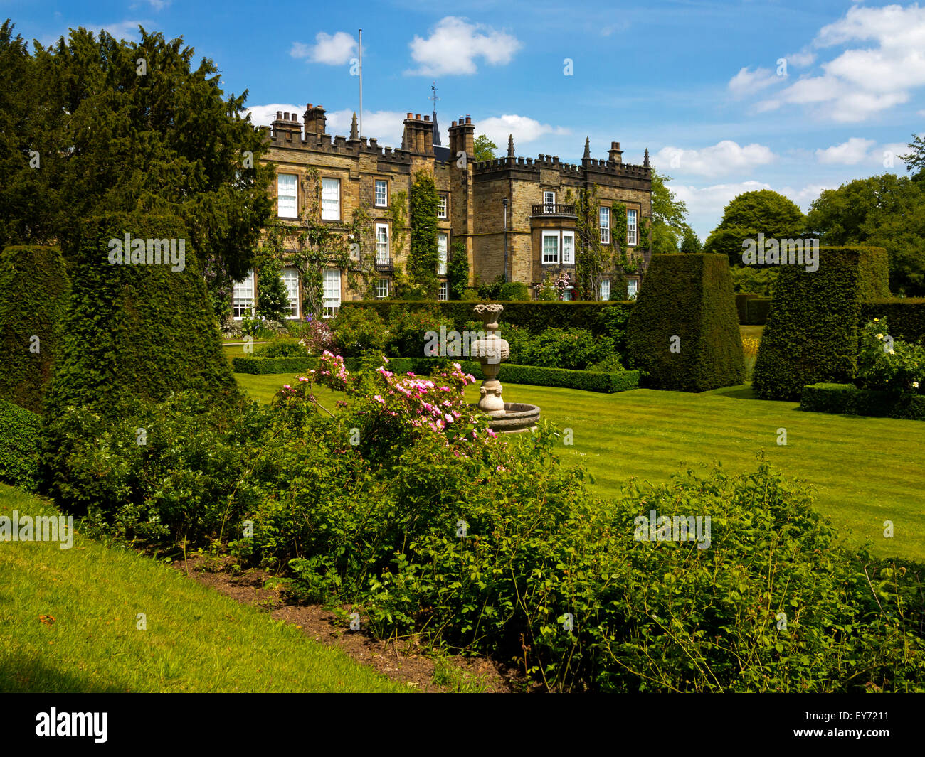 Das Haus und die Liegewiese im Garten bei Renishaw Hall Derbyshire England UK Stockfoto