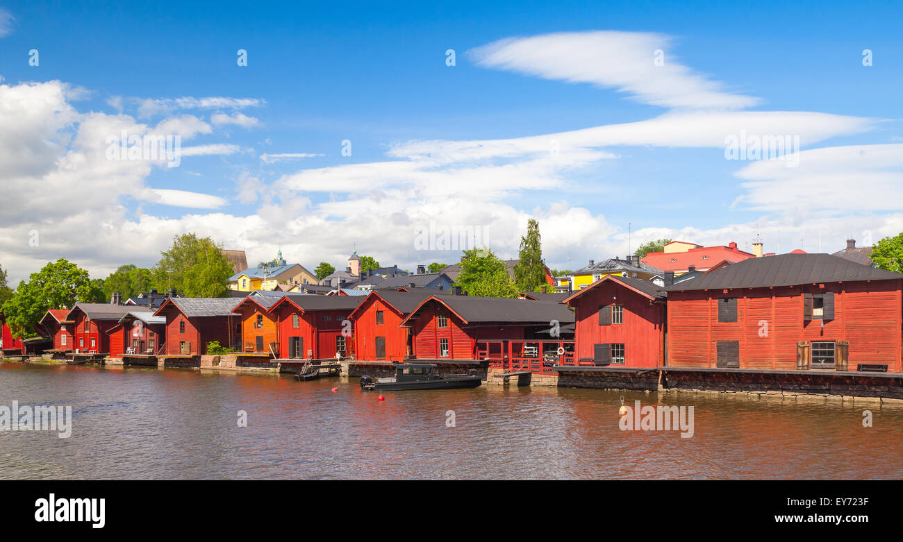 Alten roten Holzhäusern entlang der Fluss, Stadt Porvoo, Finnland Stockfoto