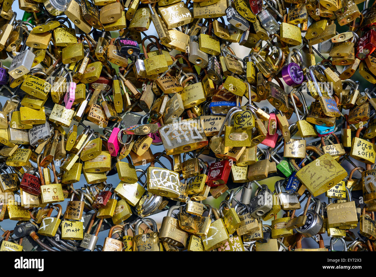 Liebesschlösser auf dem Geländer der Brücke Pont des Arts, Paris, Frankreich Stockfoto