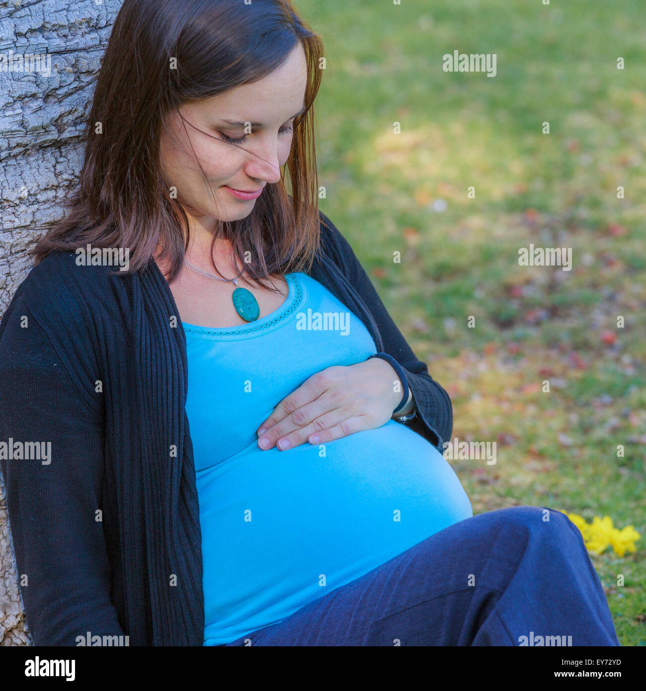 Schwangere Frau in einem Park, Tintenpalast, Windhoek, Namibia Stockfoto