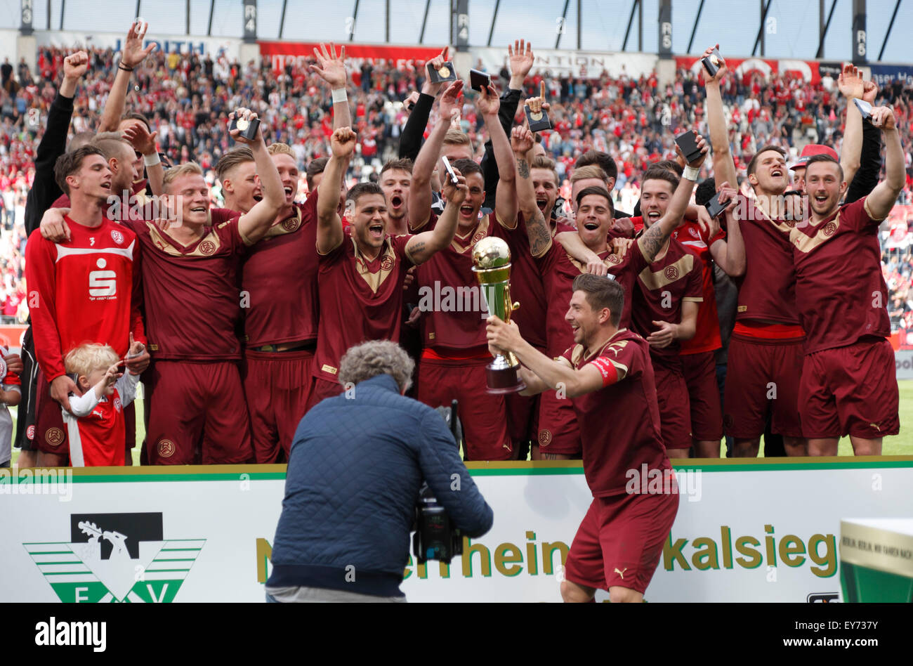 Sport, Fußball, niedrigere Rhein Cup 2014/2015, Finale, Rot Weiss Essen gegen Rot Weiss Oberhausen 6:5 im Elfmeterschießen, Stadion Essen, Hafenstrasse, Jubel nach dem Sieg, Teamleiter Benjamin Baier mit dem Cup vor dem Team Stockfoto