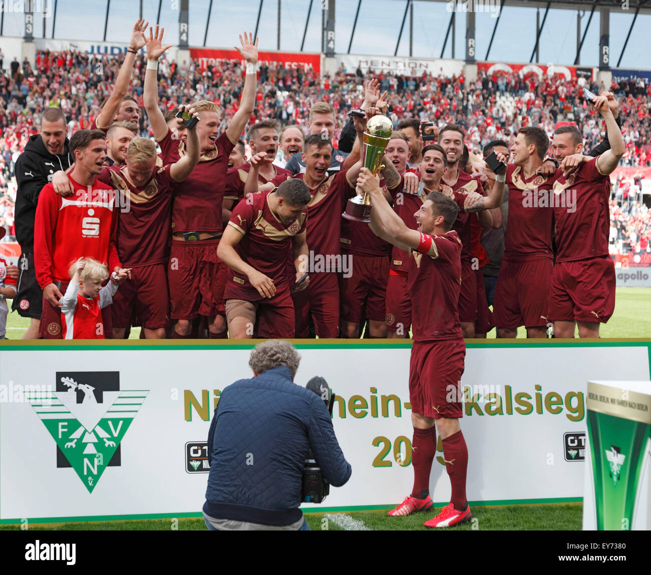 Sport, Fußball, niedrigere Rhein Cup 2014/2015, Finale, Rot Weiss Essen gegen Rot Weiss Oberhausen 6:5 im Elfmeterschießen, Stadion Essen, Hafenstrasse, Jubel nach dem Sieg, Teamleiter Benjamin Baier mit dem Cup vor dem Team Stockfoto