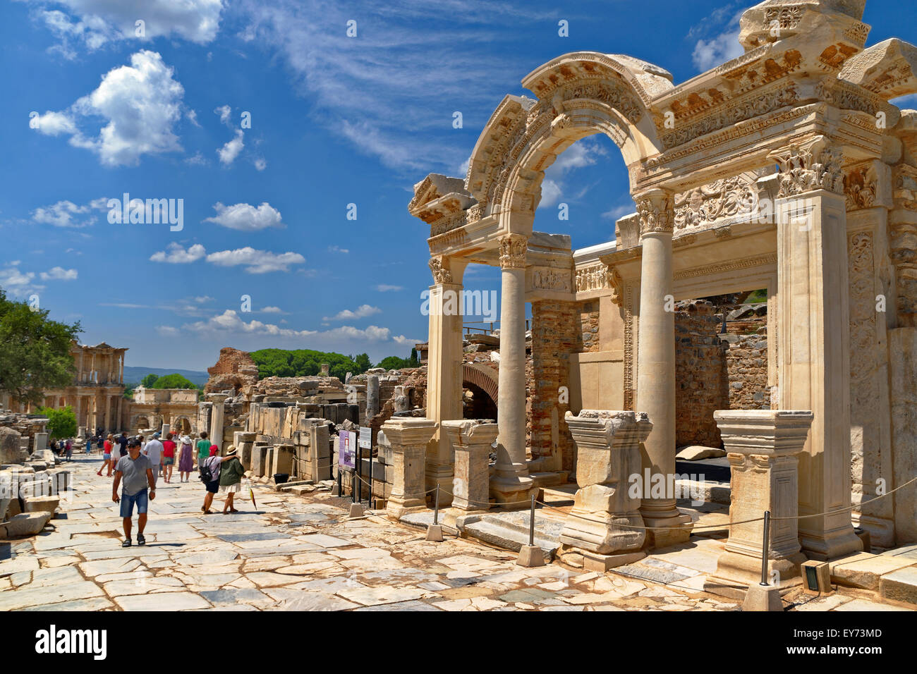 Alte Straße und Fassade des Hadrian Tempel in Ephesus antike Stadt in der Nähe von Selcuk, Kusadasi, Türkei Stockfoto