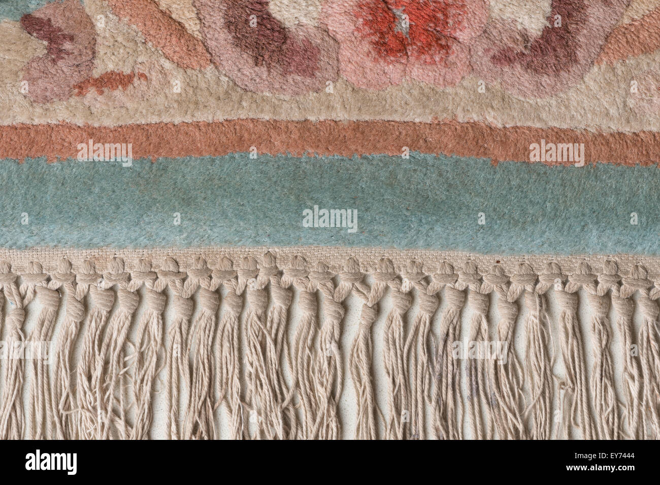 Quasten von hand gewebten Teppich abgenutzt und wellig auf Marmor Stein wie ein Kante Unterschied im Weben, Fringe und den Garaus Grenzen Stockfoto