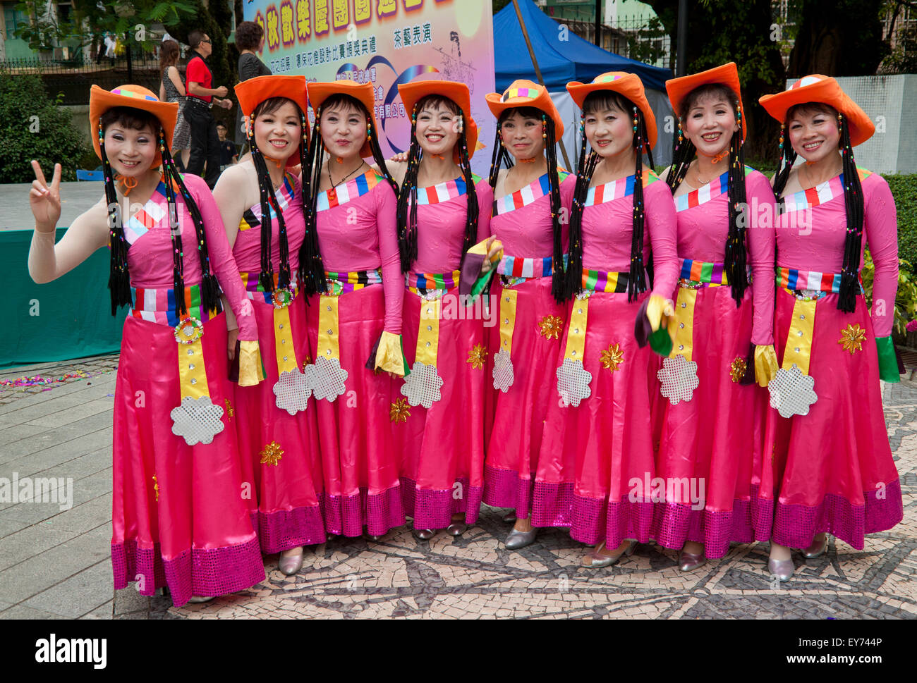 China, Macau, Tanzgruppe erklingt in Jardim de Camoes Stockfoto