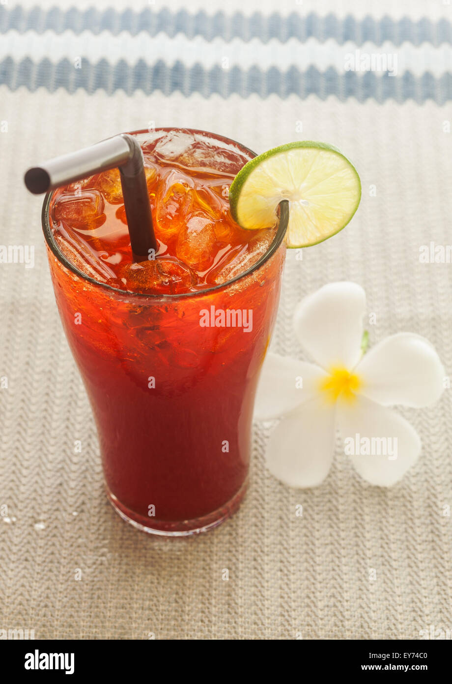 Eistee Zitrone im Glas mit weißen Blumen Stockfoto