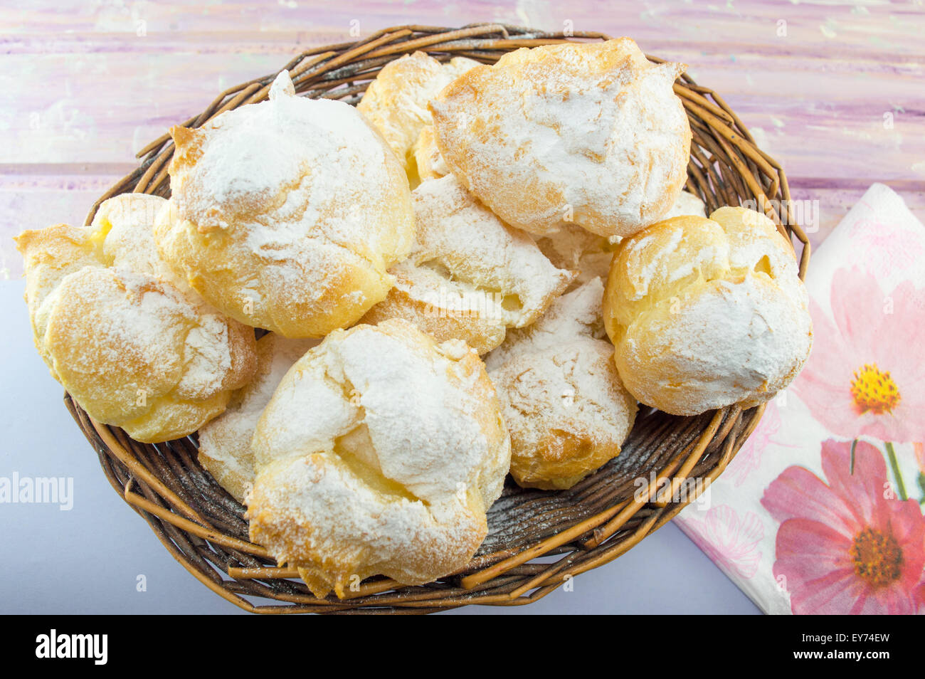 Hausgemachte Krapfen, bestreut mit Puderzucker in einem Vintage Holz Korb Stockfoto