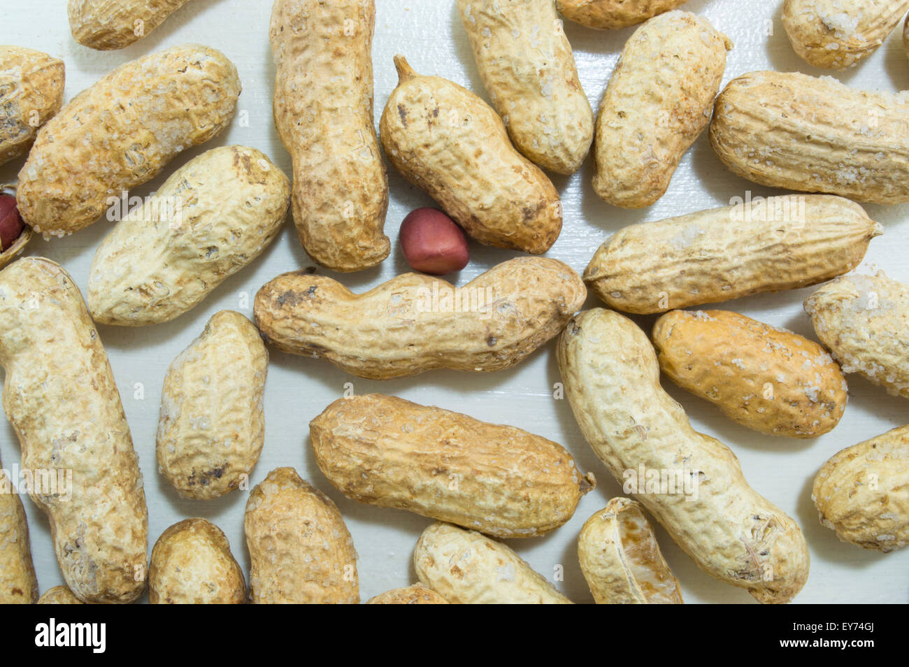 Gebackene Erdnüsse in Schalen auf dem weißen Hintergrund Stockfoto