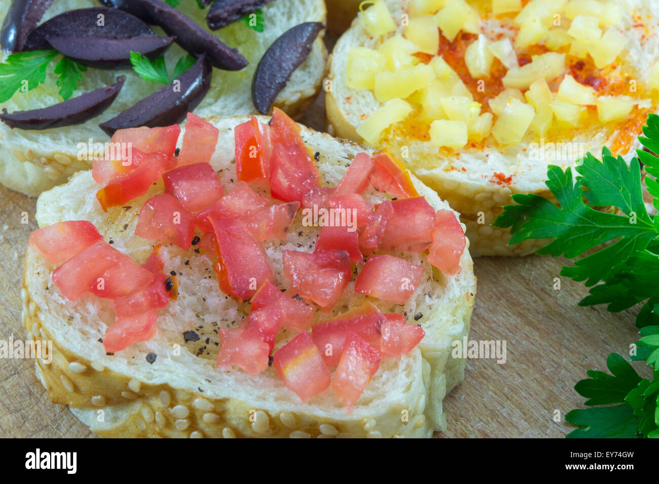 Vegetarische Sandwiches mit gehacktem Gemüse und Petersilie Stockfoto