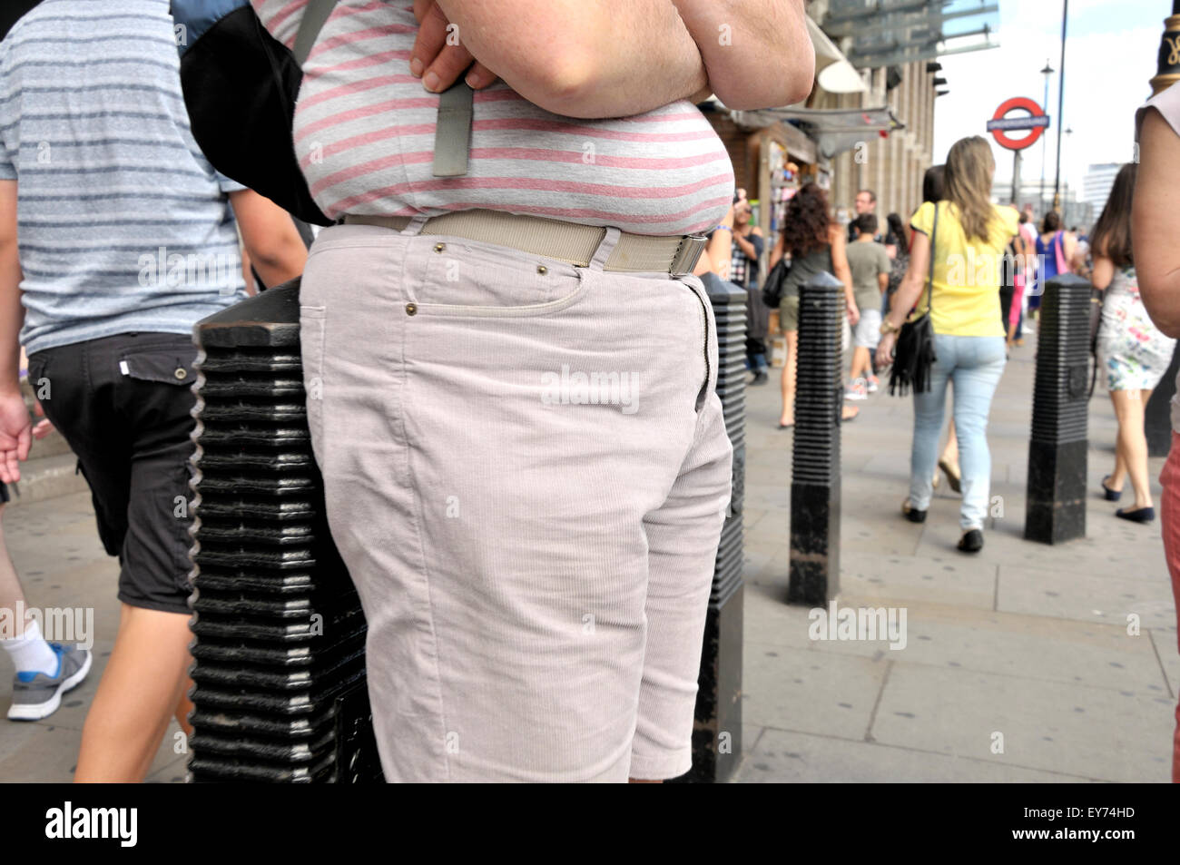 London, England, Vereinigtes Königreich. Übergewichtiger Mann stand an der Straße Stockfoto
