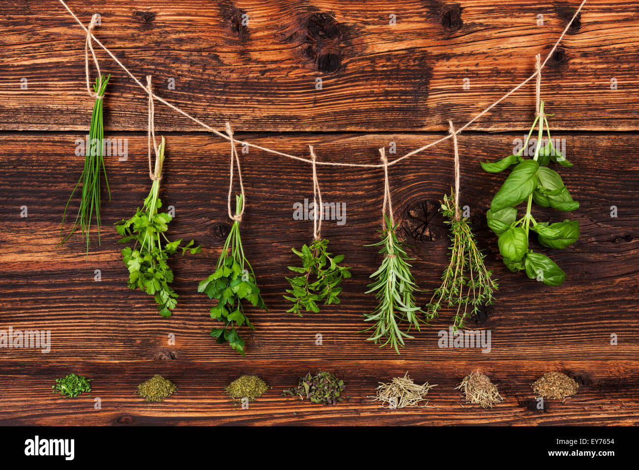 Küchen-und Gewürzkräuter. Aromatische Kräuter, Basilikum, Koriander, Petersilie, Schnittlauch, Minze und Rosmarin hängen Saite im alten Landhausstil Stockfoto