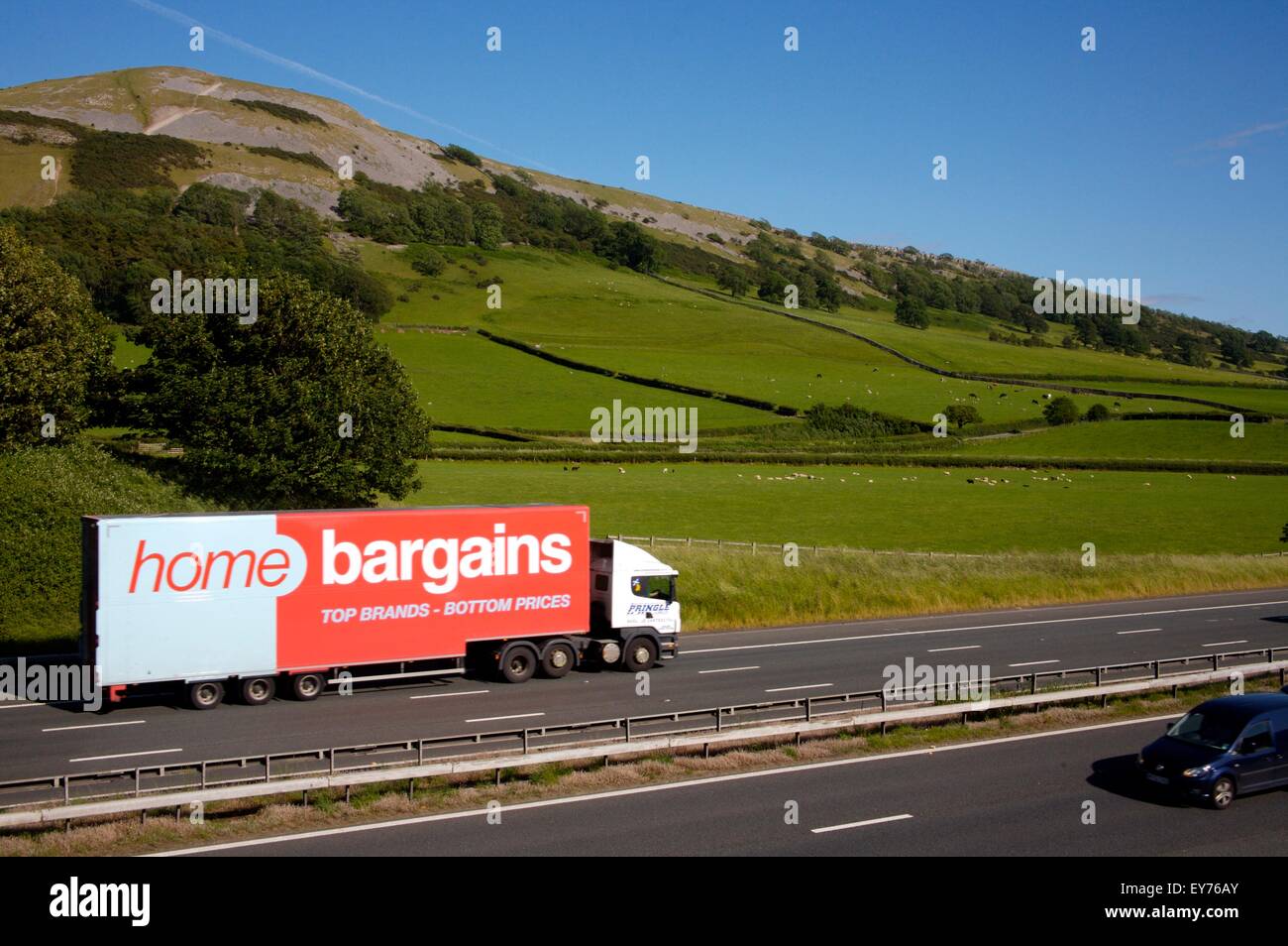Home Schnäppchen LKW M6 Autobahn Richtung Süden in Cumbria, England in der Nähe von Farleton Knott (Hügel im Hintergrund). Stockfoto