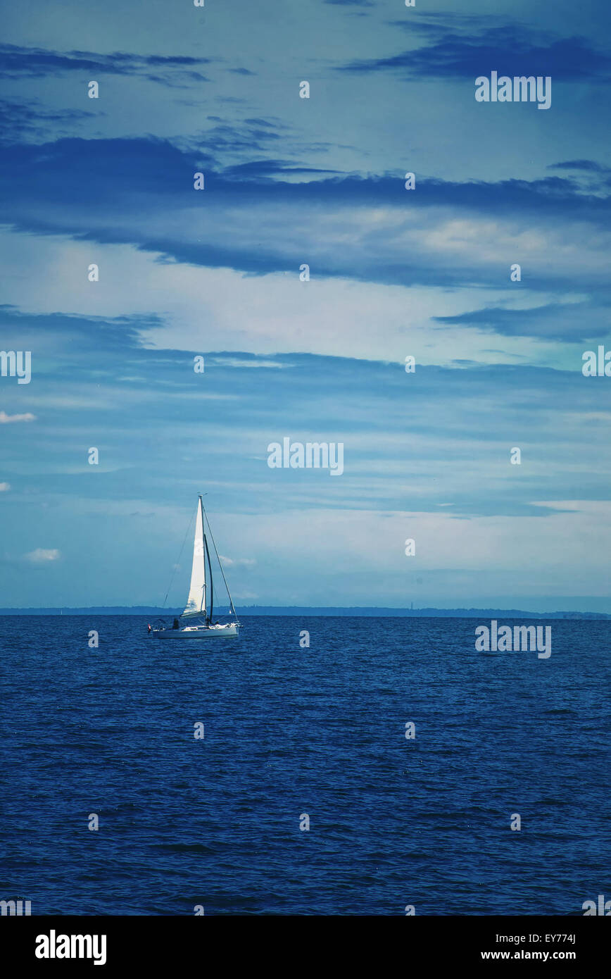 Boot auf hellen Sommertag auf offene blaue Meer segeln Stockfoto