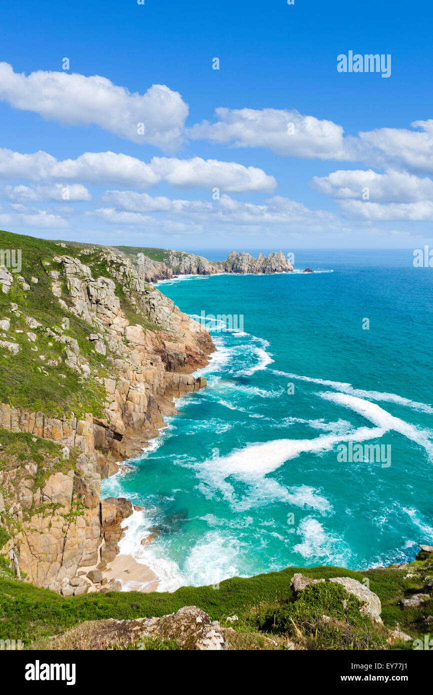 Blick entlang der Küste bei Porthcurno mit Blick auf St. Levan, Logan Rock, Cornwall, England, UK Stockfoto