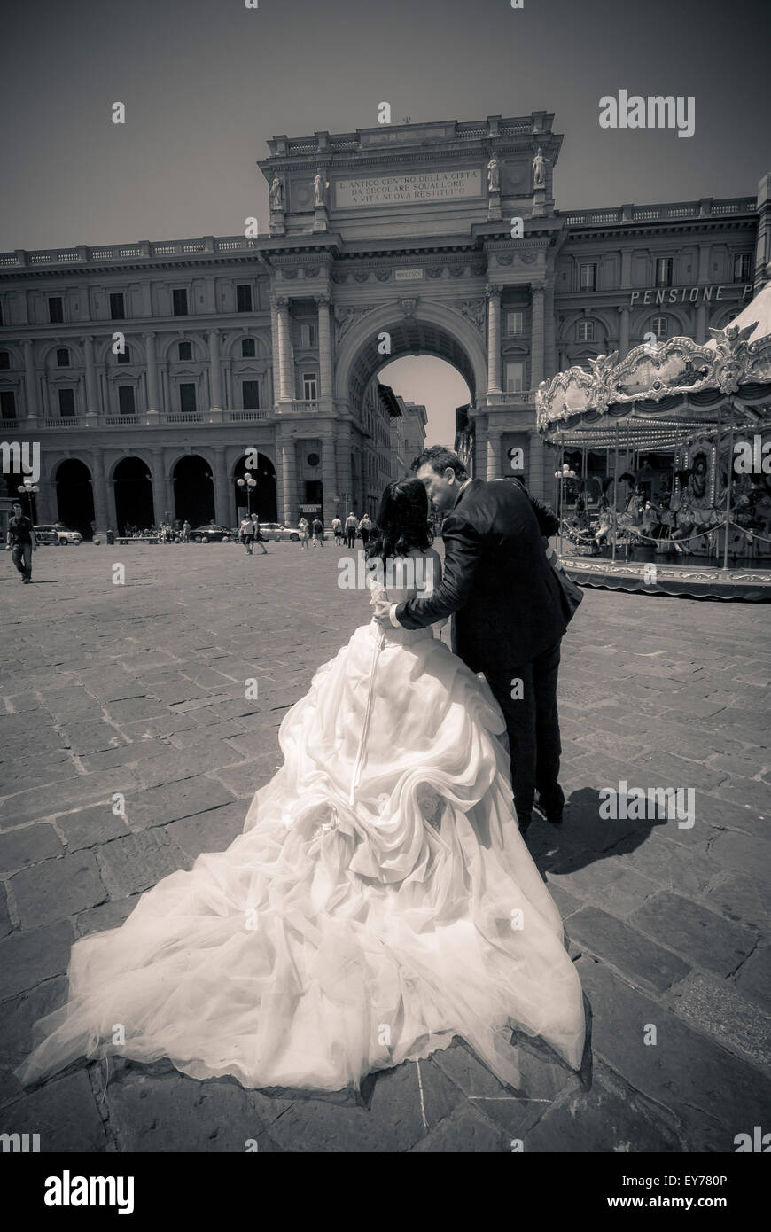 Braut und Bräutigam küssen im Piazzo della Repubblica, Florenz, Italien. Stockfoto