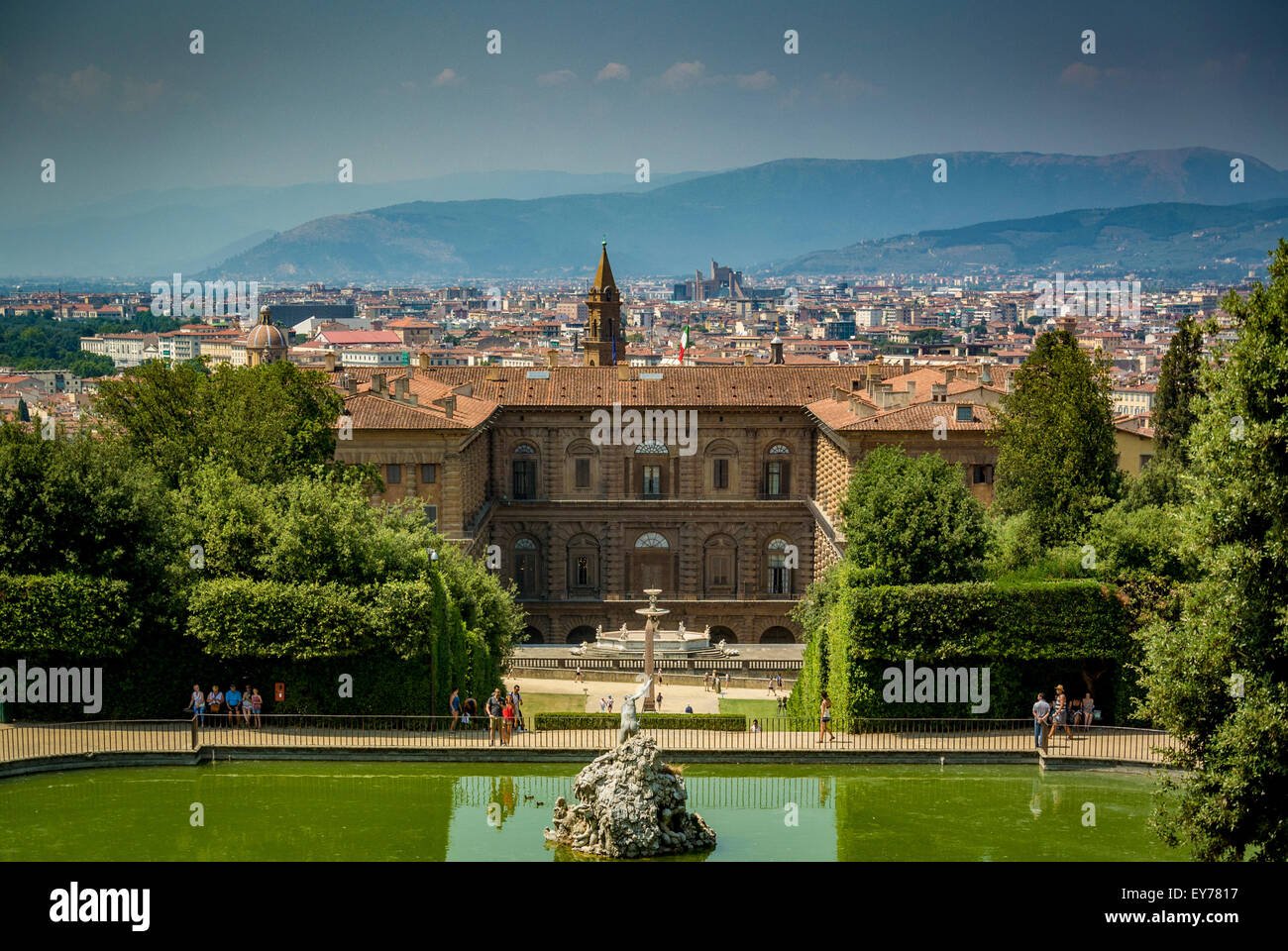 Neptun-Brunnen im Boboli-Garten mit dem Palazzo Pitti im Hintergrund, Florenz, Italien. Stockfoto