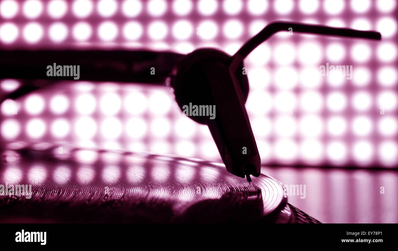 DJ-Nadel-Stift auf spinning Datensatz, hellen Hintergrund Unschärfe Stockfoto