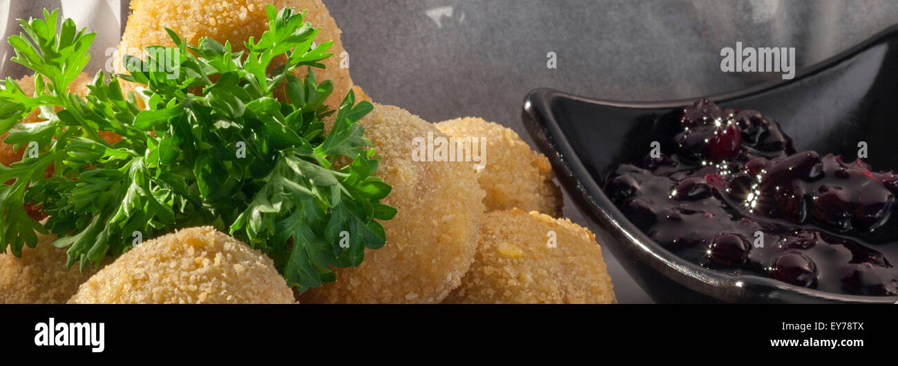 Tief gebratener Käsekroketten serviert mit Blaubeeren Marmelade Stockfoto