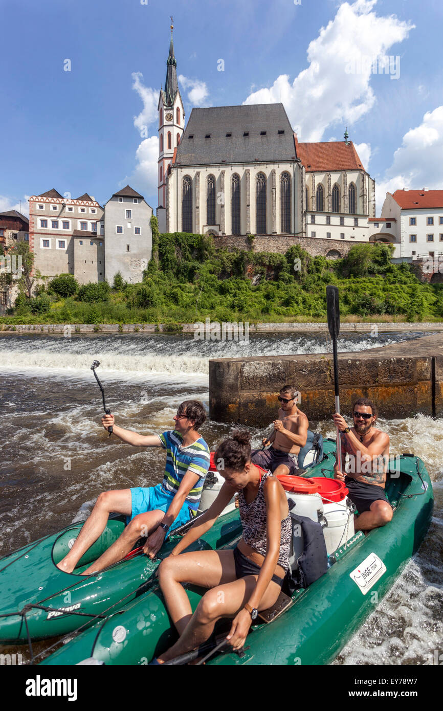 Die Menschen gehen durch den Fluss Vltava, Rafting, Südböhmen, Tschechische Republik Selfie Sticks auf dem Boot, Cesky Krumlov Stockfoto