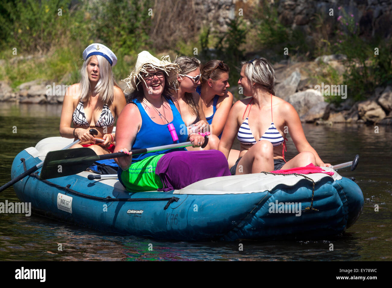 Urlaub Sommer, Menschen Frauen Fahrt durch den Fluss Vltava, Rafting, Südböhmen, Tschechische Republik Stockfoto