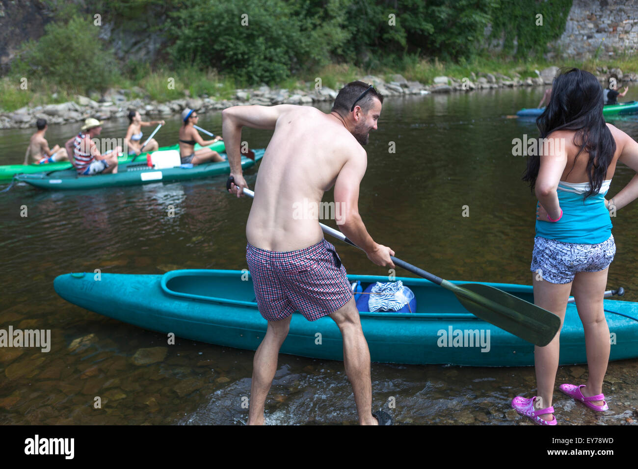 Die Menschen gehen durch den Fluss Vltava, Kanusport, Südböhmen, Tschechische Republik Stockfoto