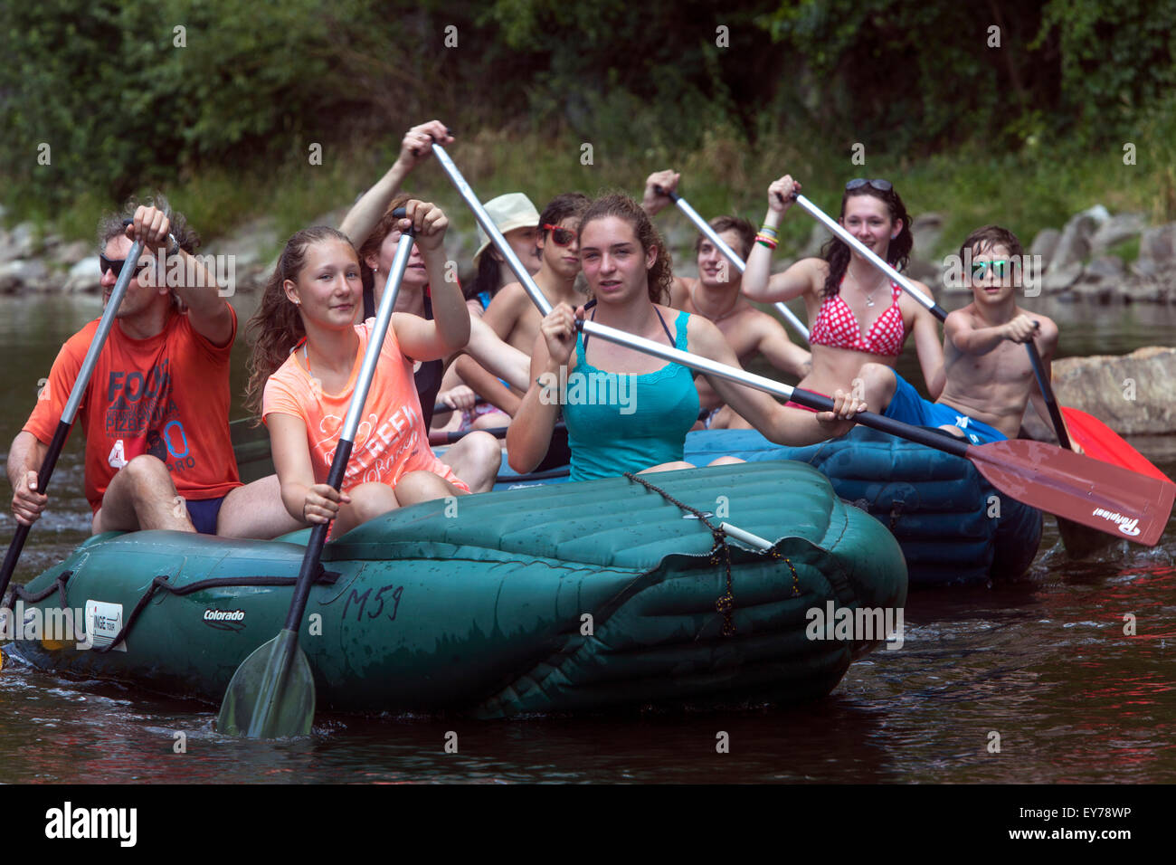 Die Menschen gehen durch den Fluss Vltava, Rafting riwer, Südböhmen, Tschechische Republik Stockfoto