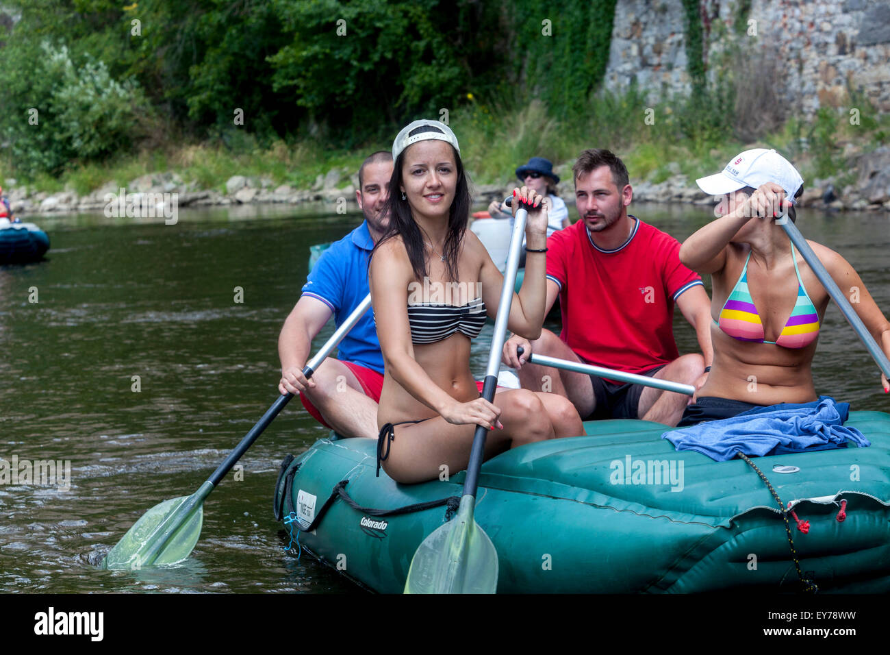 Die Menschen gehen durch den Fluss Vltava, Rafting, Südböhmen, Tschechische Republik Stockfoto