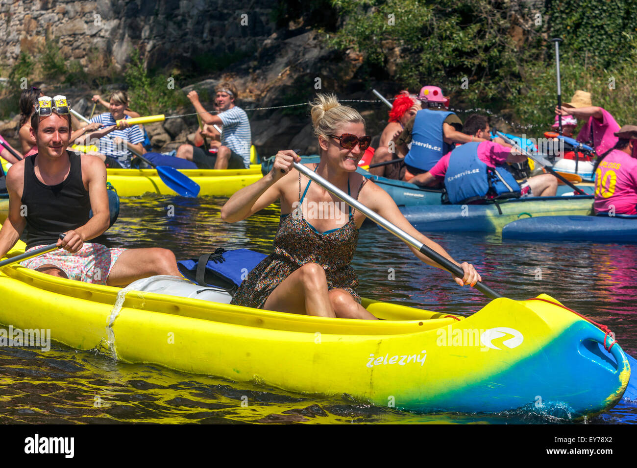 Menschen, die an der Moldau hinunterfahren, Frauen Kanu fahren, Südböhmen, Tschechische Republik Europa Frauen Kanu Gruppe schwimmende Fluss Stockfoto