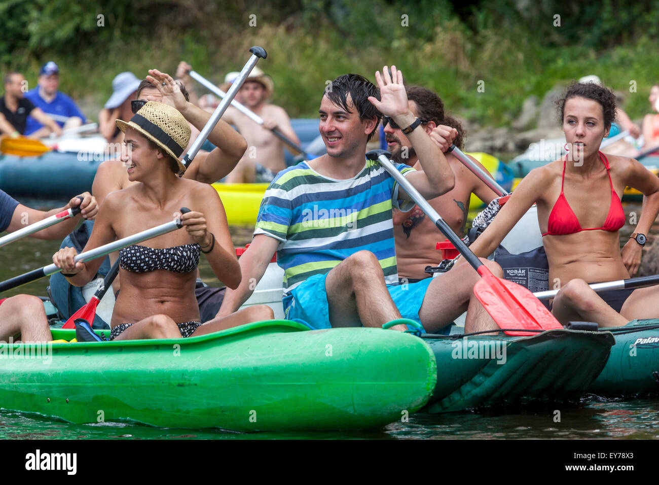 Menschen gehen durch den Fluss Moldau, Kanufahren, Südböhmen, Tschechische Republik Gruppe schwimmenden Fluss Stockfoto