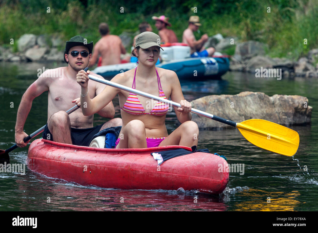 Kanufahren Fluss, Menschen gehen durch den Fluss Moldau, Südböhmen, Tschechische Republik Sommer genießen Stockfoto