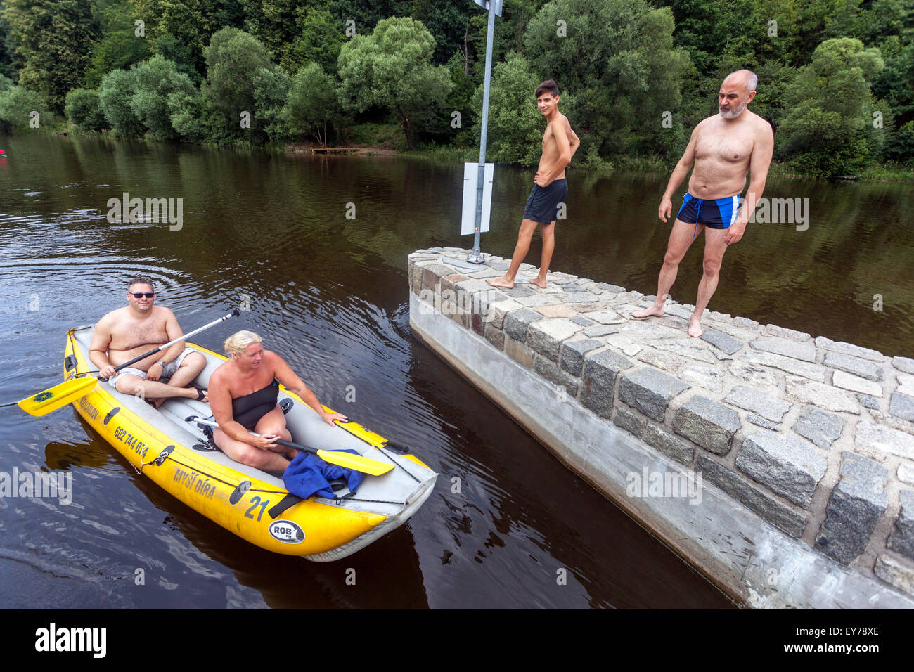 Ältere Menschen gehen durch die Moldau Rafting, Zlata Koruna Wehr, Südböhmen, Tschechische Republik Stockfoto