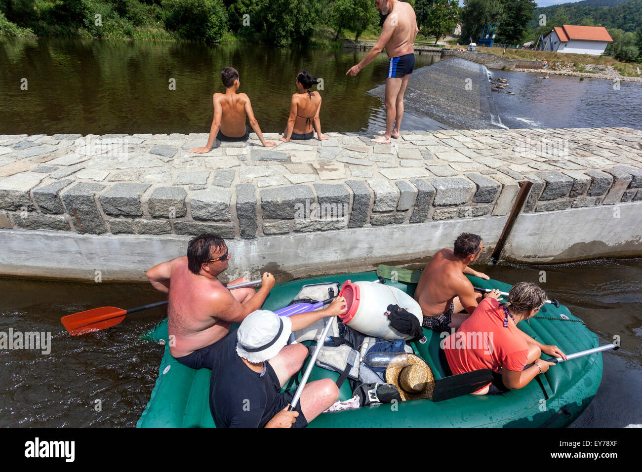 Menschen, die in den Fluss Vltava, Rafting, Zlata Koruna Wehr, Südböhmen, Tschechische Republik Stockfoto