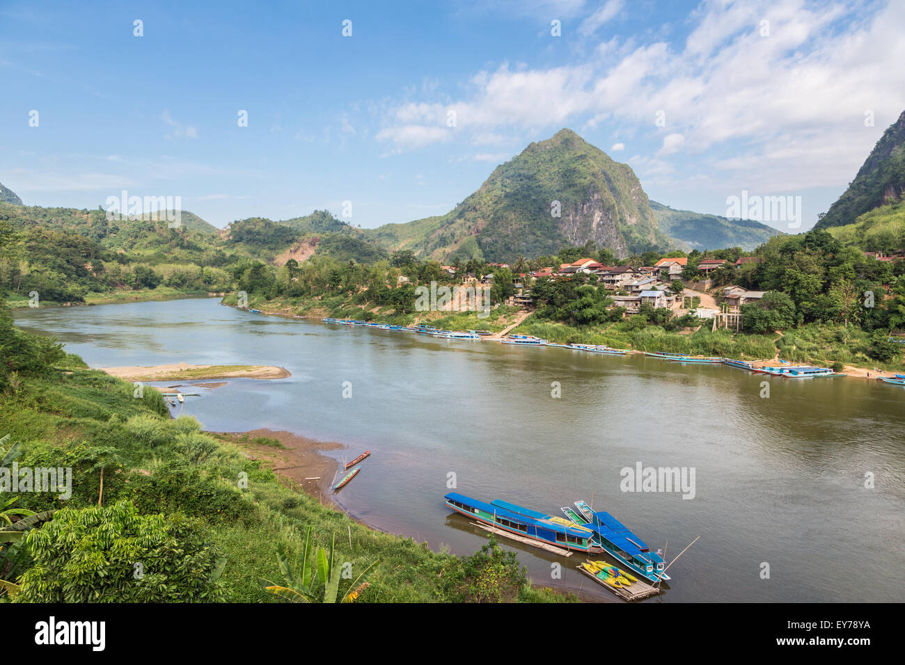 Atemberaubende Kalksteinlandschaft rund um das Dorf Nong Khiaw am Nam Ou-Fluss in der Provinz Luang Prabang im Norden Laos Stockfoto Atemberaubende Kalksteinlandschaft rund um das Dorf Nong Khiaw am Nam Ou-Fluss in der Provinz Luang Prabang im Norden Laos Stockfoto