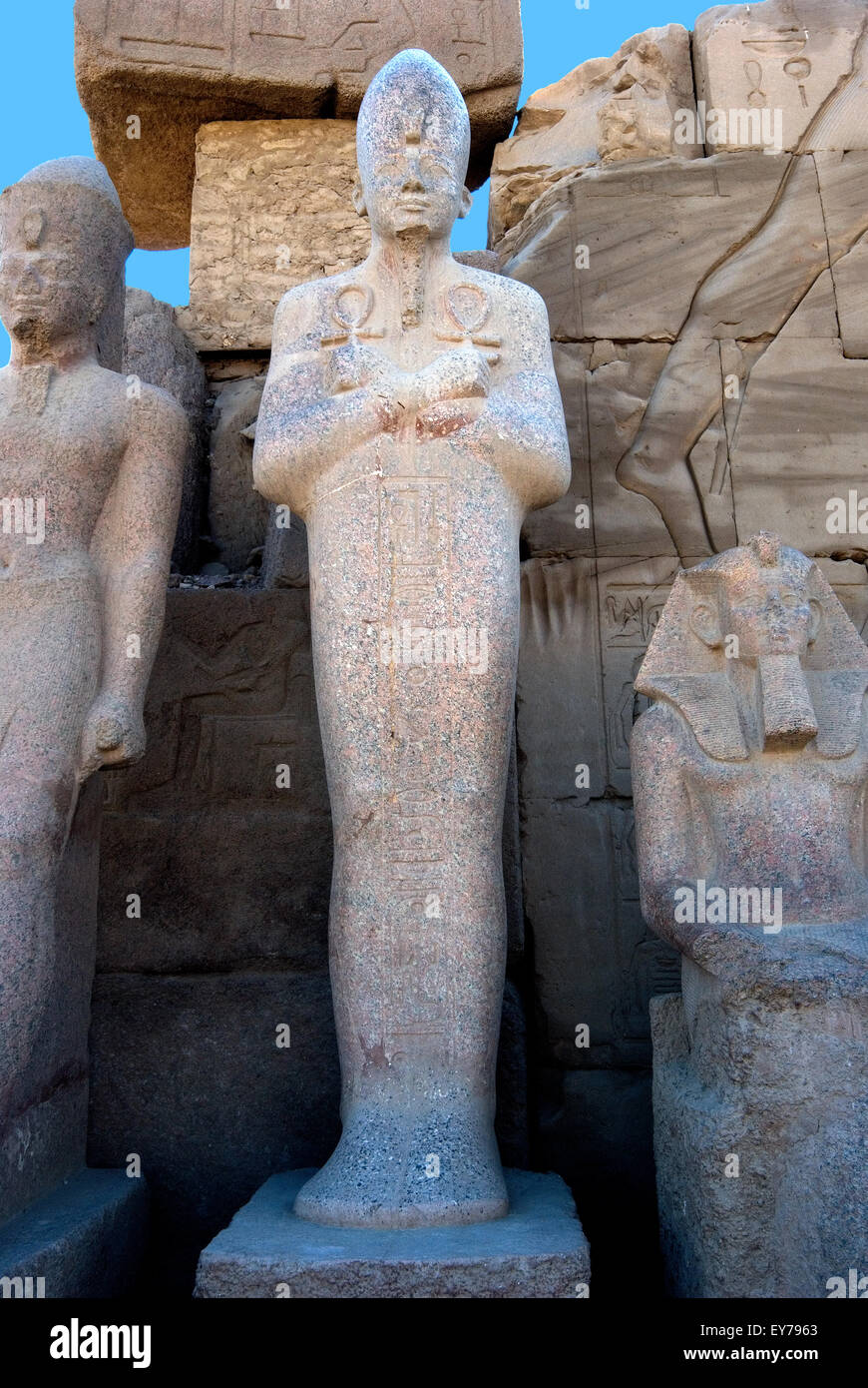 Karnak, Luxor, Ägypten. Tempel von Karnak Heiligen Gott Amon: Granitstatue des Osiris im Innenhof. Stockfoto