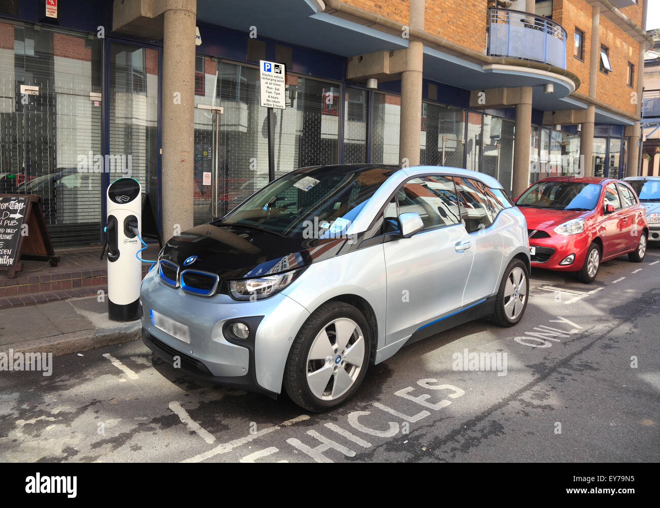 BMW Elektro Auto aufladen in der City of London Stockfoto