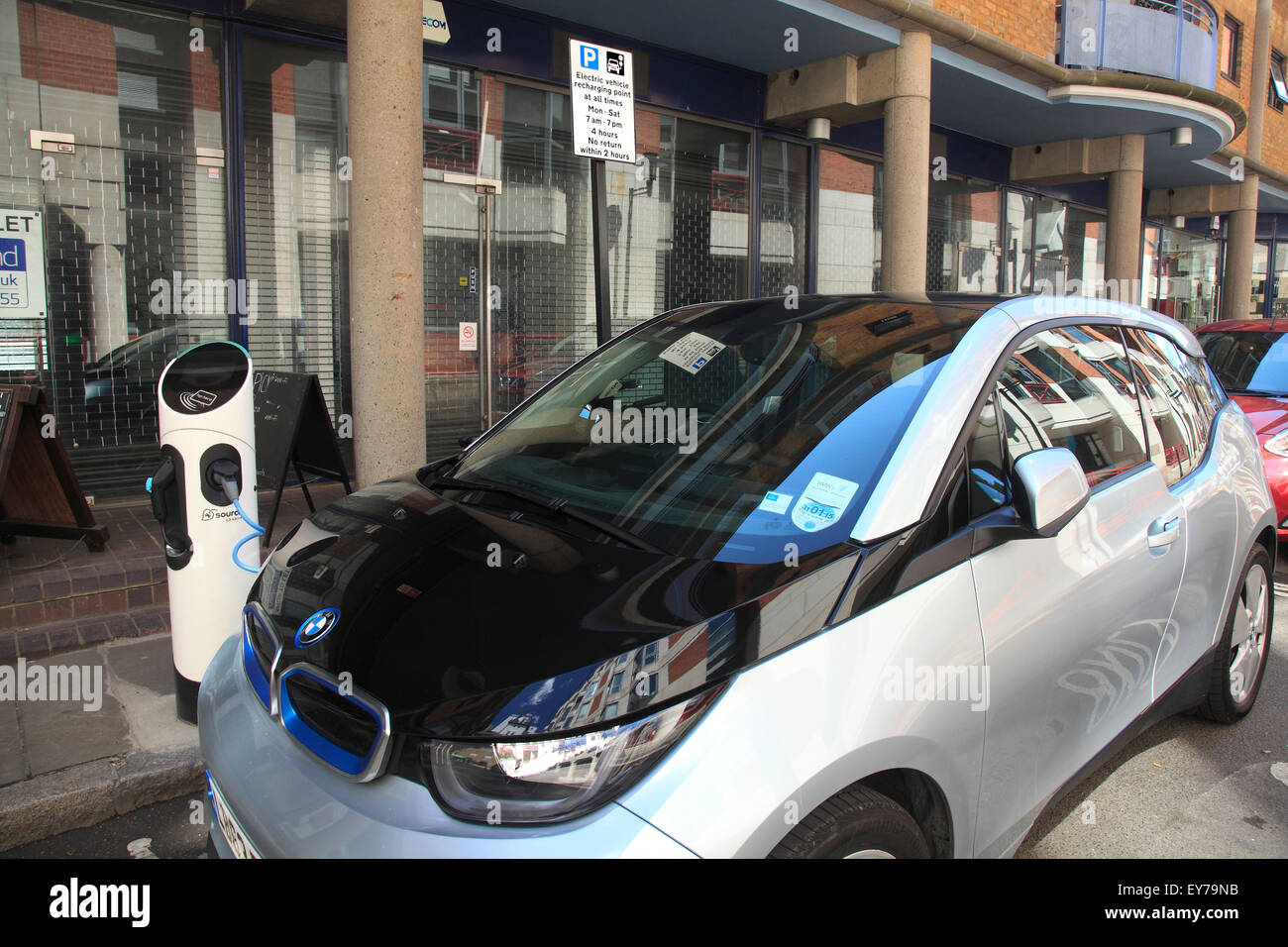 BMW Elektro Auto aufladen in der City of London Stockfoto