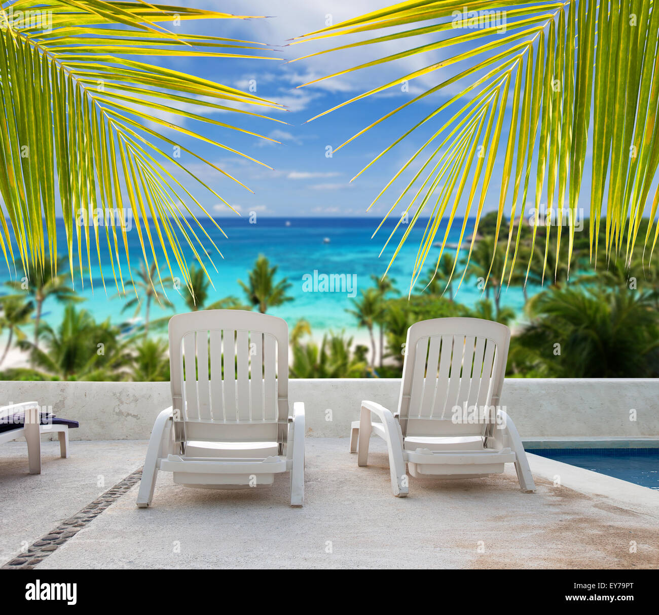 Tropischen Urlaub. Meerblick vom Luxus Resort Balkon durch Palme Blätter Stockfoto