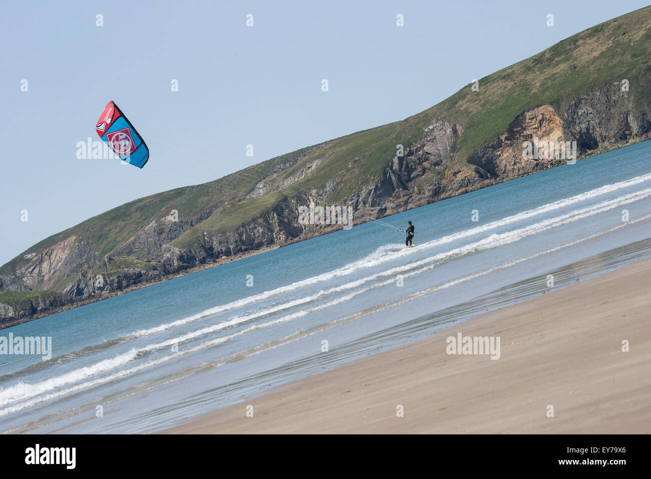 Kitesurfing oder Kiteboarding auf Newgale Strand im Pemrokeshire Wales Stockfoto