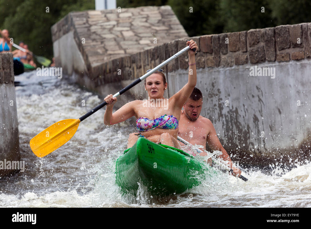 Menschen Kanufahren Fluss Moldau, Zlata Koruna Wehr, Südböhmen, Tschechische Republik genießen Sommerurlaub Stockfoto