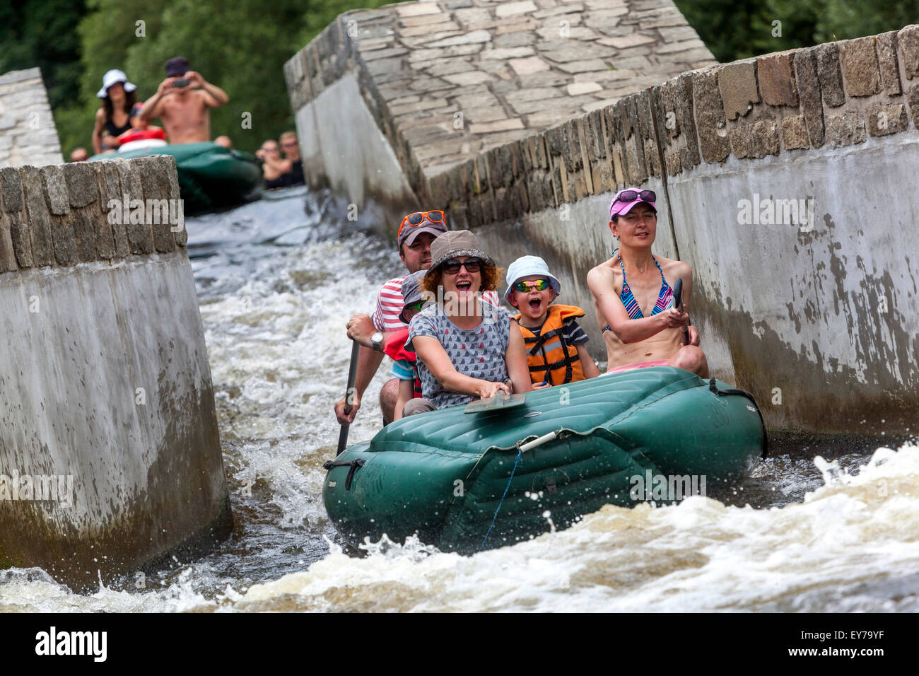 Menschen, die in den Fluss Vltava, Rafting, Zlata Koruna Wehr, Südböhmen, Tschechische Republik Stockfoto