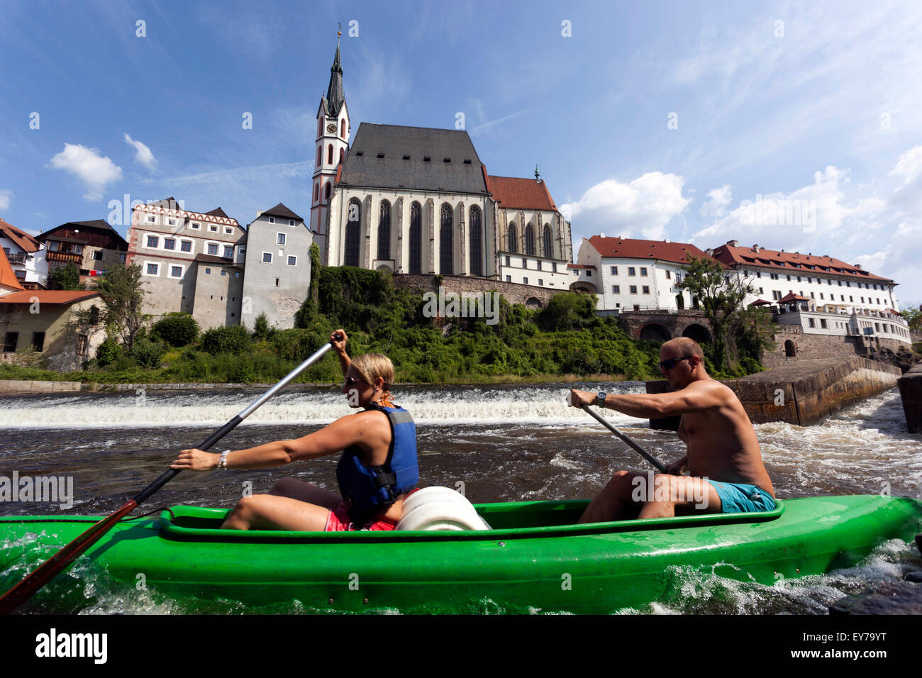 Die Menschen gehen durch den Fluss Vltava, Kanusport, Südböhmen, Tschechische Republik Stockfoto