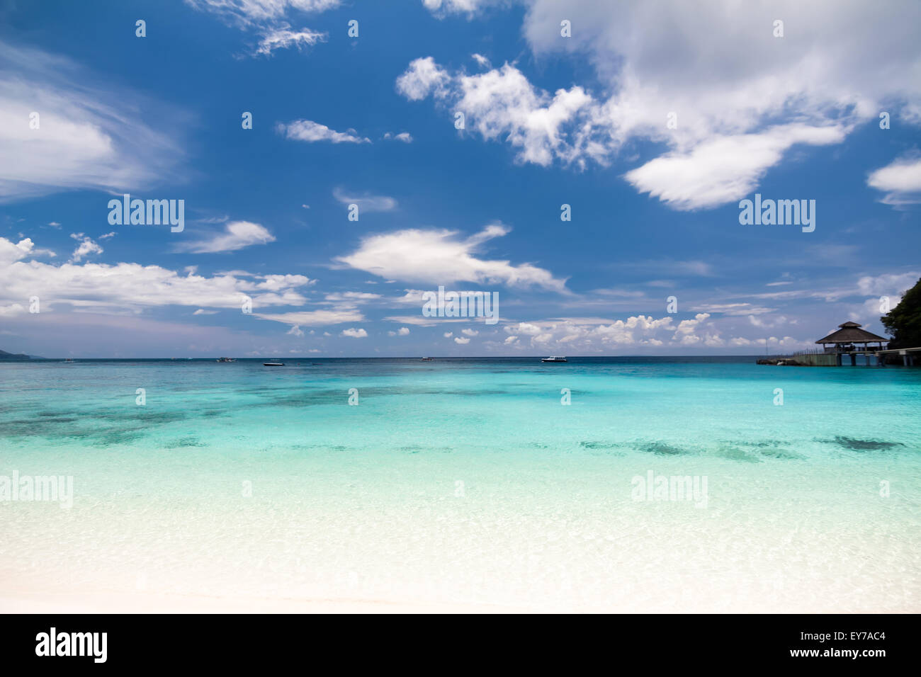 Tropische Landschaft mit türkisblauem Meer und weißem Sandstrand Stockfoto