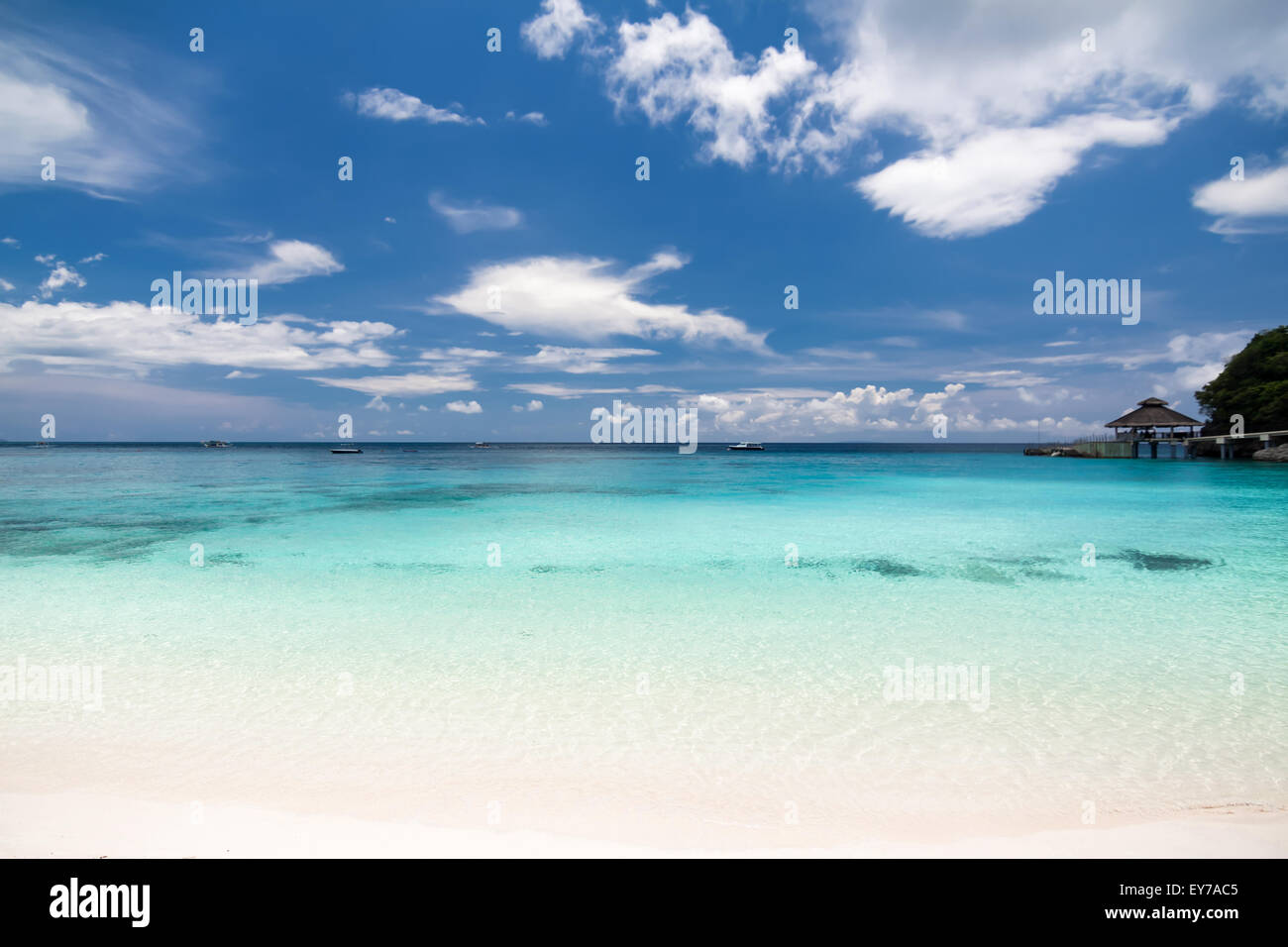 Tropische Landschaft mit türkisblauem Meer und weißem Sandstrand Stockfoto