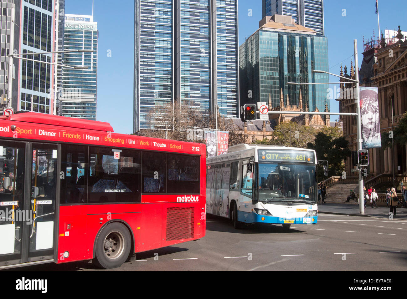 Sydney Busse auf der George Street außerhalb der Stadt Sydney Rathausgebäude, Sydney, Australien Stockfoto