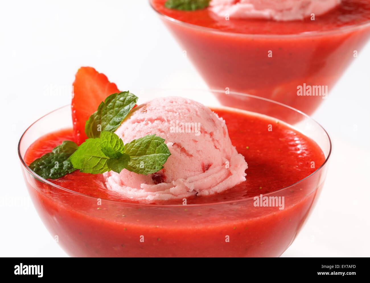 Eis mit Erdbeerpüree in Stielgläser Stockfoto