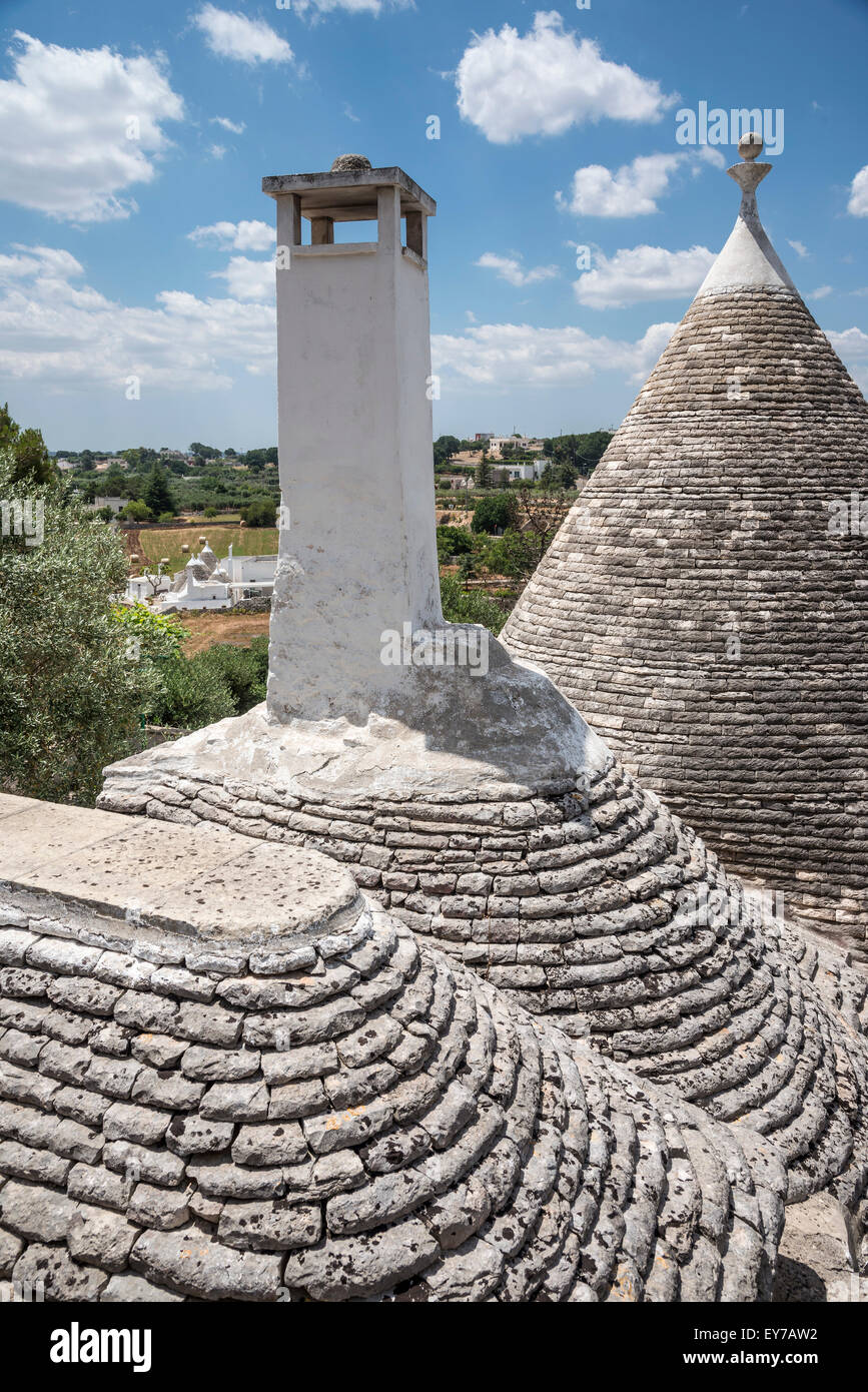 Blick über die konische Stein Dächer der Trulli Häuser auf dem Lande, Locorotondo, in das Itria-Tal, Pugli, Italien Stockfoto