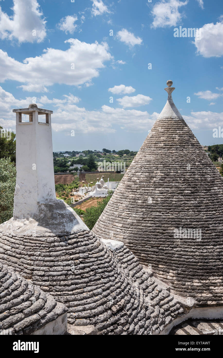 Blick über die konische Stein Dächer der Trulli Häuser auf dem Lande, Locorotondo, in das Itria-Tal, Pugli, Italien Stockfoto