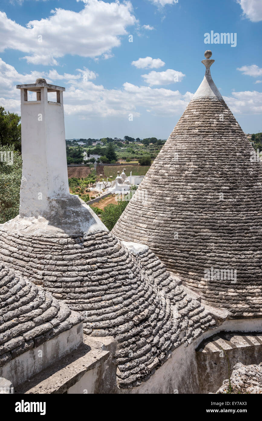 Blick über die konische Stein Dächer der Trulli Häuser auf dem Lande, Locorotondo, in das Itria-Tal, Pugli, Italien Stockfoto